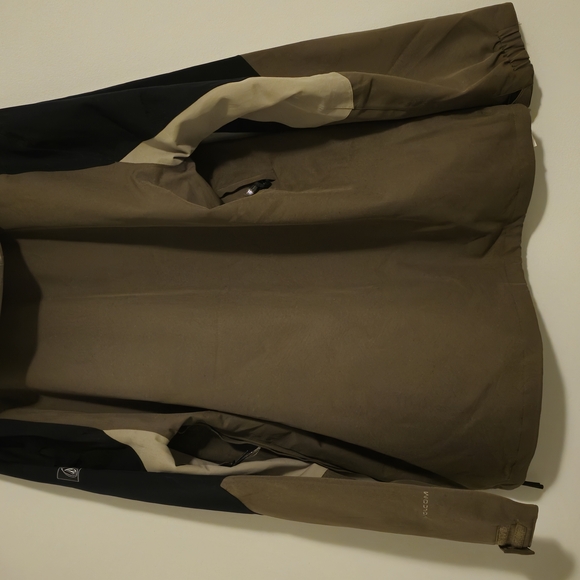 Volcom Cream and Black Performance Jackets - Picture 3 of 9